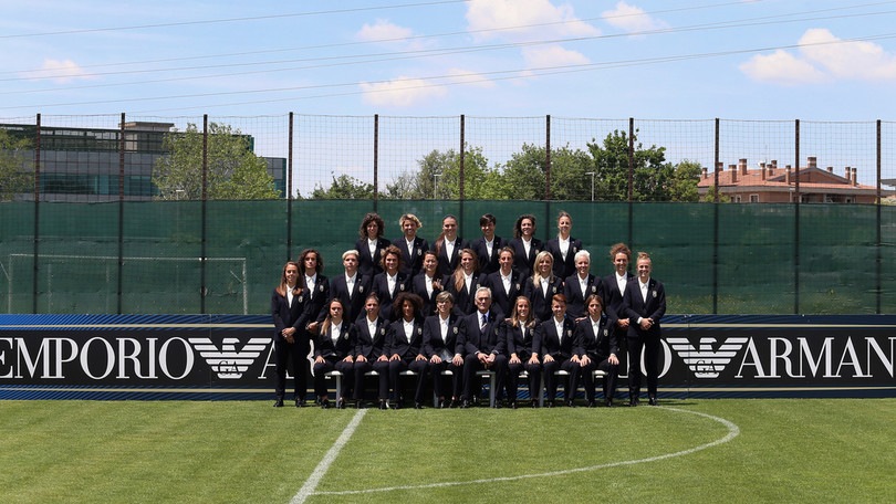 Nazionale femminile, foto ufficiale con la divisa Emporio Armani