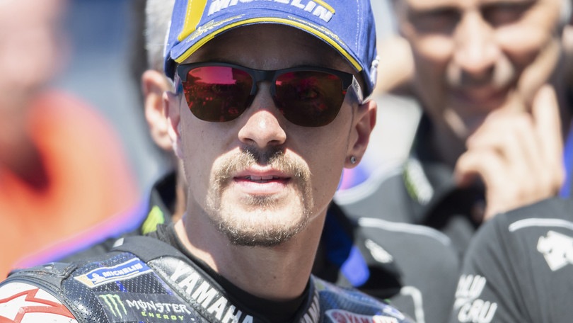 Assen: Viñales vola nel warm up, Rossi solo 13°