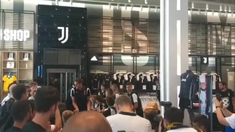 Bagno di folla per Rabiot al Jstore