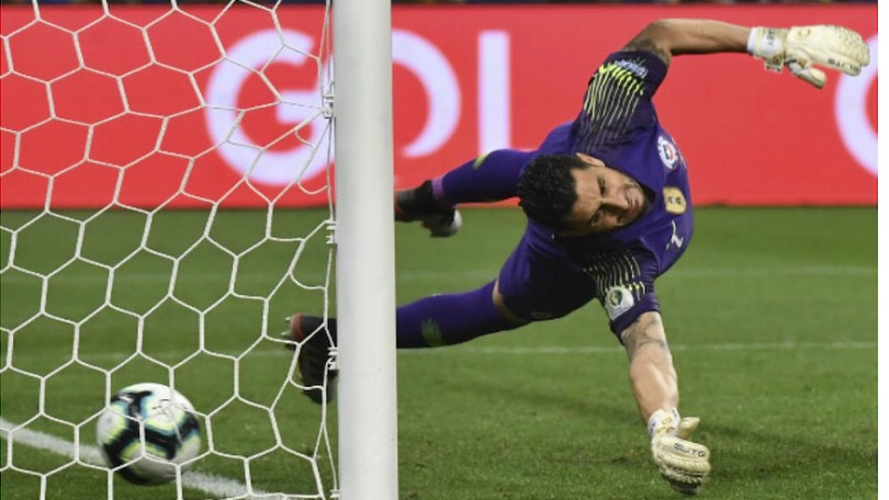 Cile, il portiere Arias sotto scorta per le minacce di morte