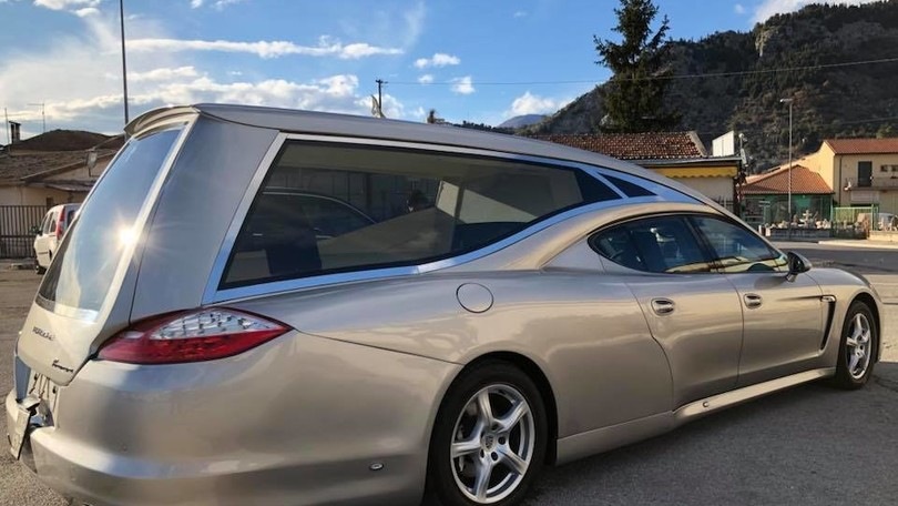 Funerali in supercar: le foto delle 5 auto da non perdere per l'ultimo viaggio