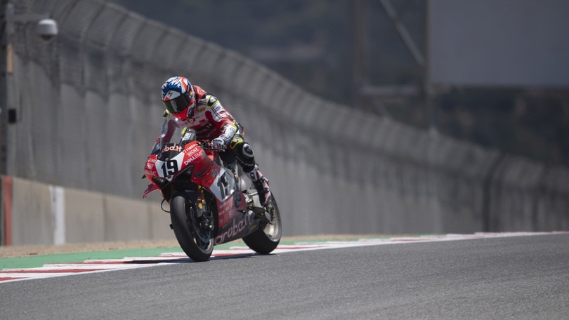 SuperBike, Argentina: Bautista vince nel caos