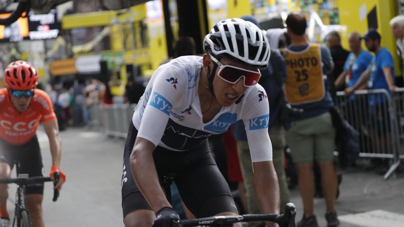 Il Tour si ferma per grandine e neve: Bernal nuova maglia gialla