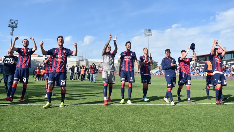 Crotone, giocatori offrono colazione ai tifosi in fila per abbonamenti