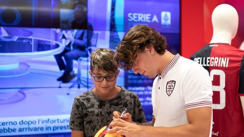 L'accoglienza dei tifosi del Cagliari per Luca Pellegrini