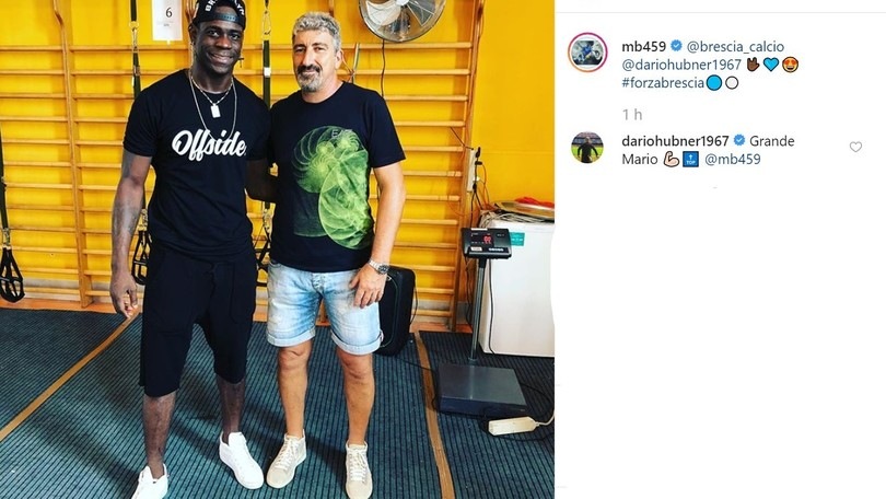 Balotelli incontra Hubner: "Forza Brescia!". Tatanka risponde: "Sei grande"
