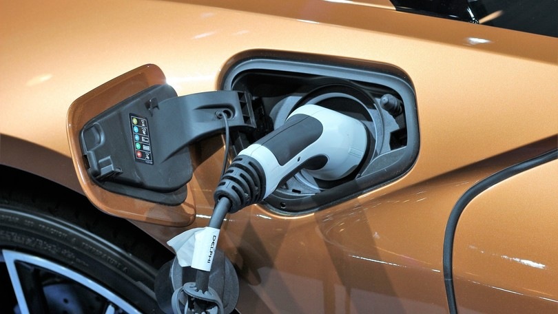 Ora bastano sei minuti per ricariche l'auto