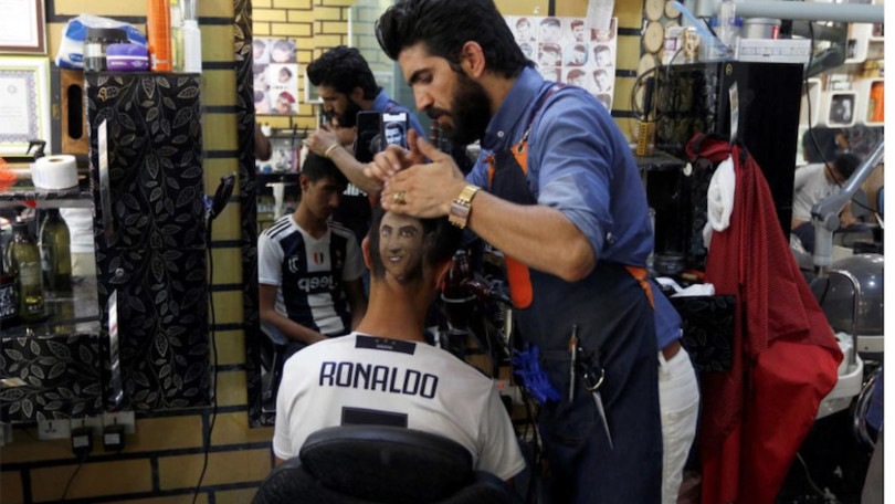 Il barbiere iraniano che "disegna" Cristiano Ronaldo in testa: un trionfo