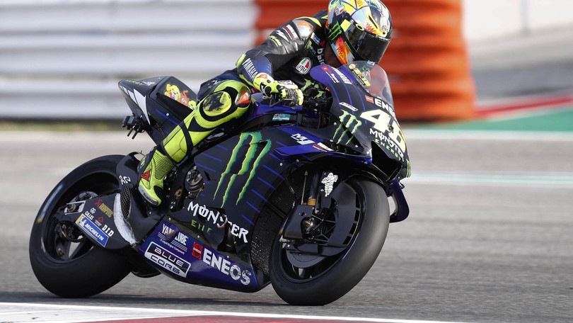 Valentino Rossi in strada a Tavullia con la M1, tifosi impazziti!