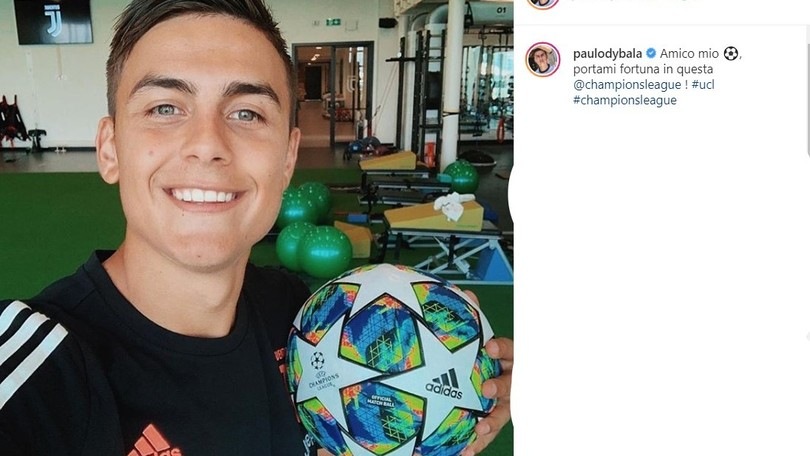 Dybala e il pallone della Champions League: "Amico mio, portami fortuna"