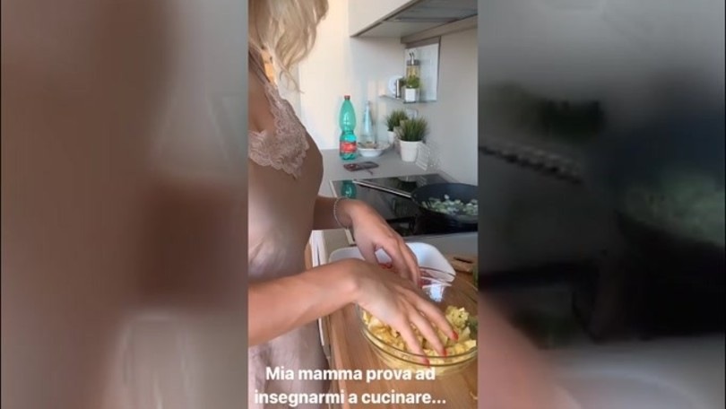 Diletta Leotta prepara una ricetta in cucina