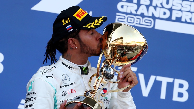 Lewis Hamilton disegna occhiali per Police
