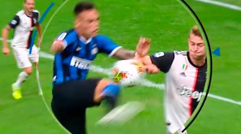De Ligt colpisce la palla di mano in area: Rocchi dà rigore all'Inter