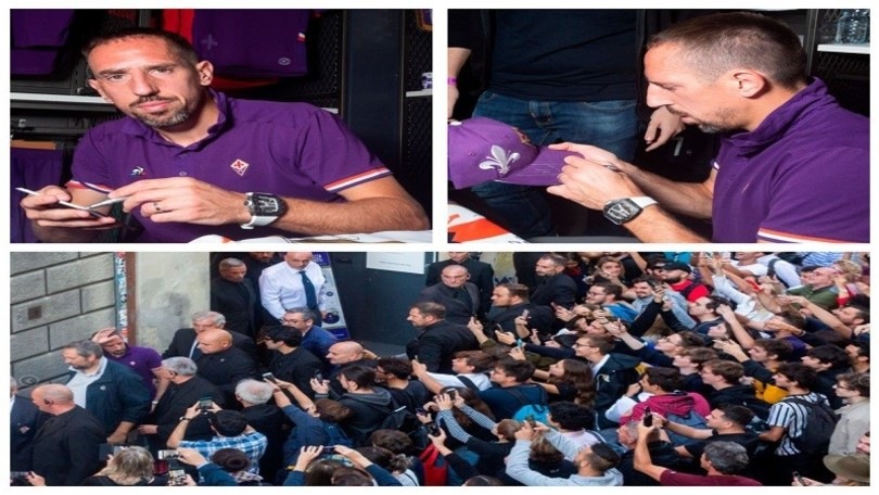 Ribery allo store della Fiorentina, folla in visibilio