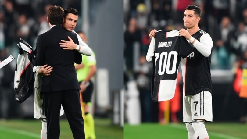 Agnelli celebra i 700 gol di Cristiano Ronaldo con una maglia speciale della Juve