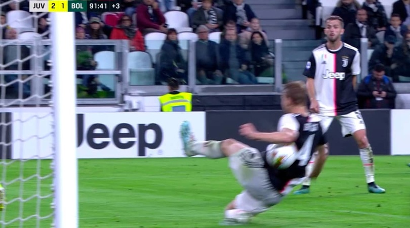 Moviola Juve-Bologna: De Ligt, spinta e mano. Un dubbio per area