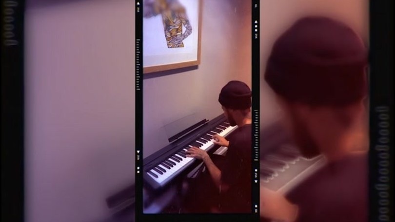 Neymar si esibisce al pianoforte
