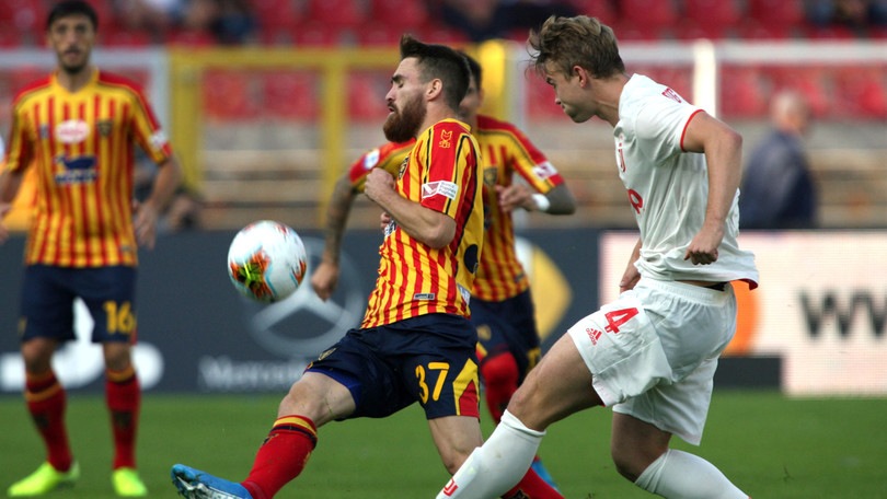 Lecce, infiammazione al tendine per Majer. Farias: lesione muscolare
