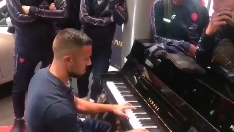 Perugia, Falzerano show al pianoforte in aeroporto