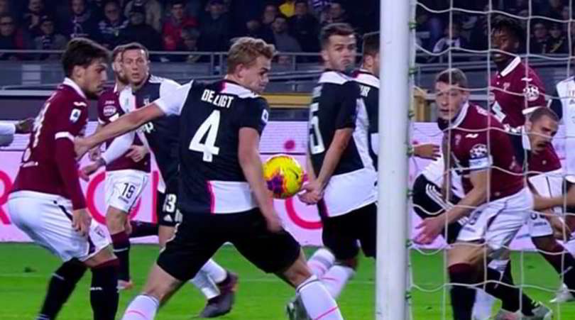 Palla sul braccio di De Ligt in area, il Torino chiede un rigore