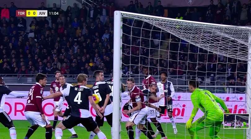 Torino-Juve, la moviola: braccio di De Ligt da rigore per i granata nel primo tempo