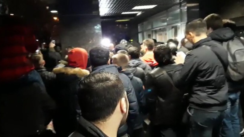 Juve, circa 200 tifosi fuori dall’hotel aspettano i giocatori bianconeri