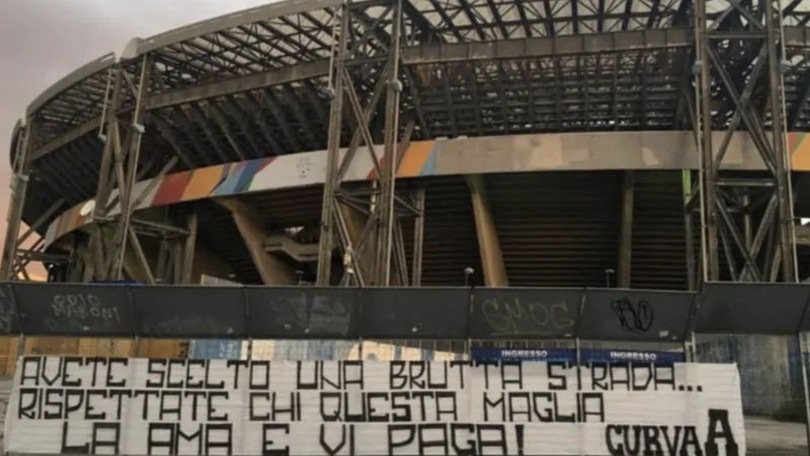 Napoli, altri striscioni in città: "Avete scelto una brutta strada"