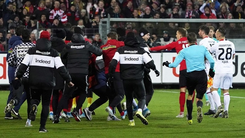 Friburgo-Eintracht, stende l'allenatore e scatta la rissa: sette turni di squalifica