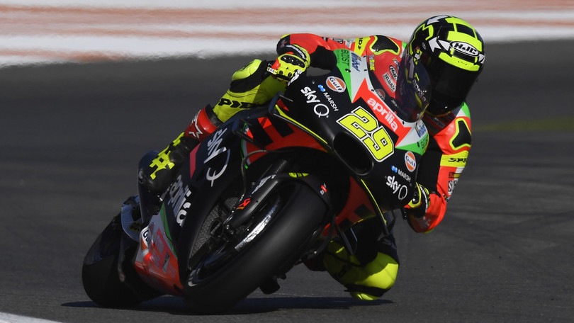 Iannone, che paura! la sua Aprilia prende fuoco a Valencia