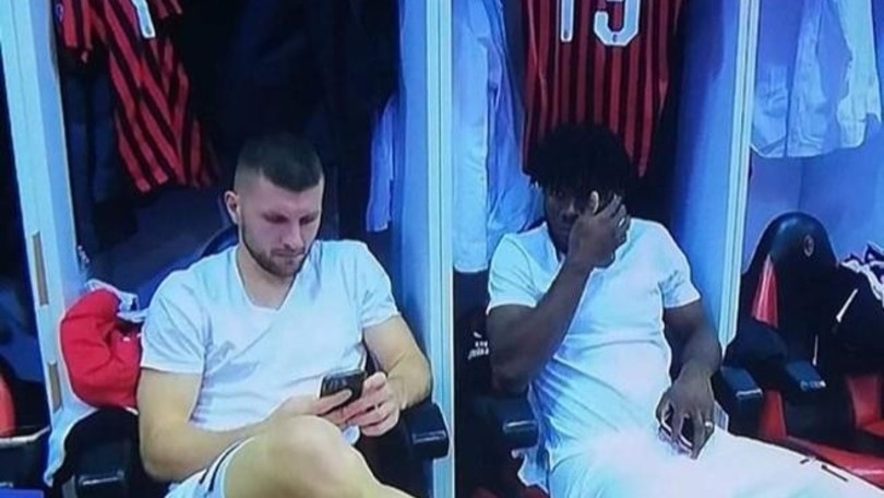 Milan, la foto di Kessie e Rebic al cellulare fa arrabbiare i tifosi