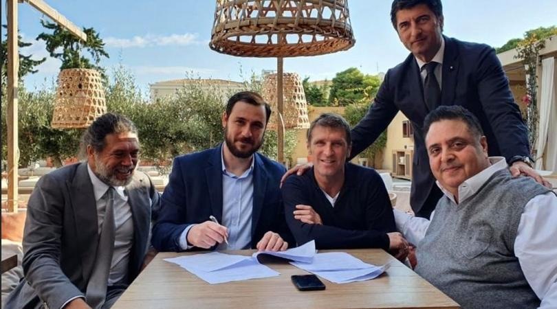 Carrera firma con l'Aek Atene: ecco la foto