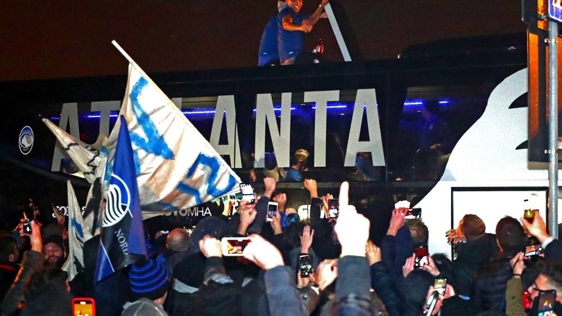Atalanta, notte di festa: migliaia di tifosi in delirio all'aeroporto