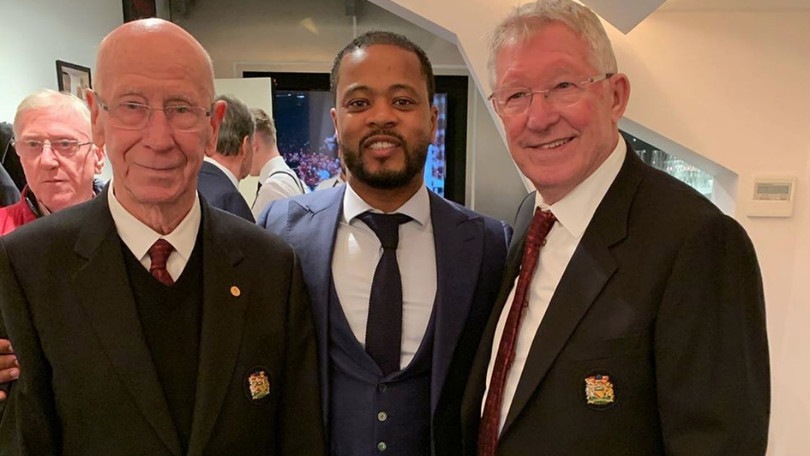 Evra con Charlton e Ferguson: la foto che sa di leggenda