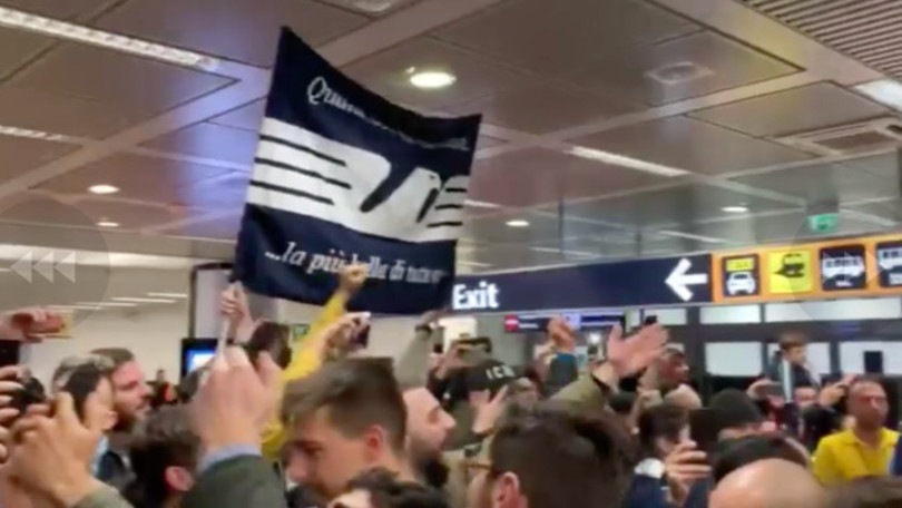 La Lazio rientra in Italia dopo la Supercoppa e a Fiumicino parte la festa