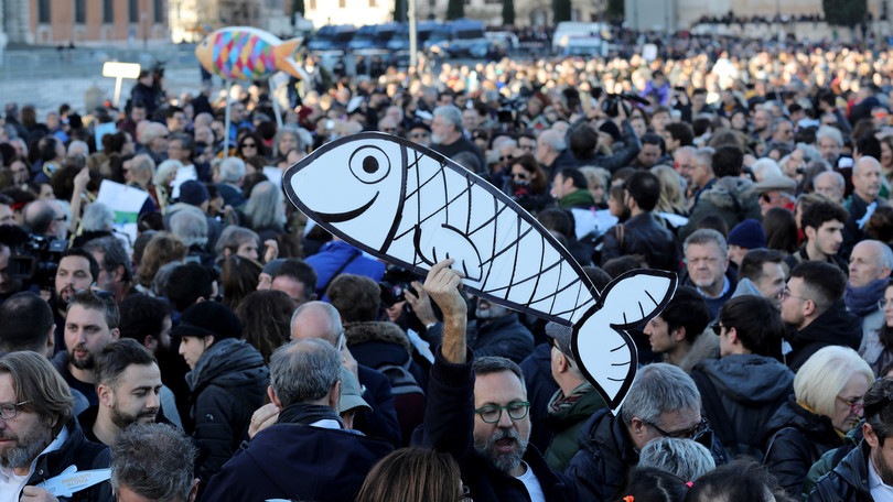 Le Sardine a Bologna: "Siamo 40 mila, ma non faremo un partito"