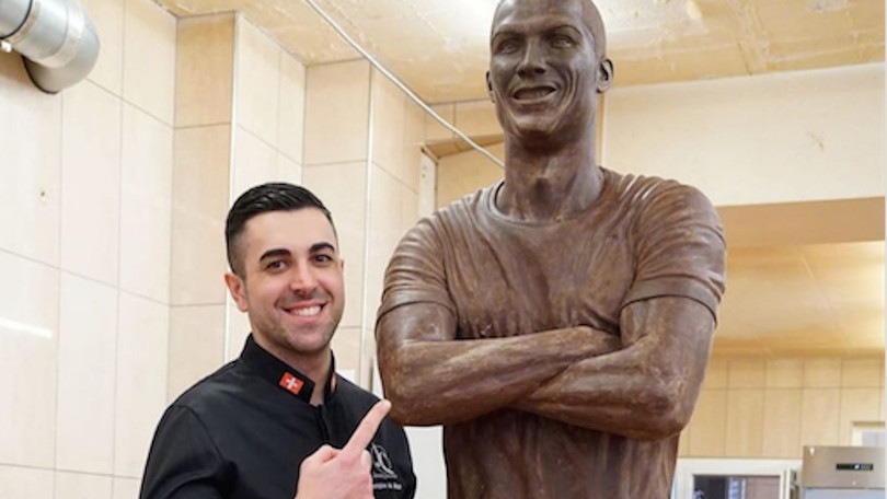Cristiano Ronaldo da gustare? Sì, adesso è una statua di cioccolato di 1,87 metri
