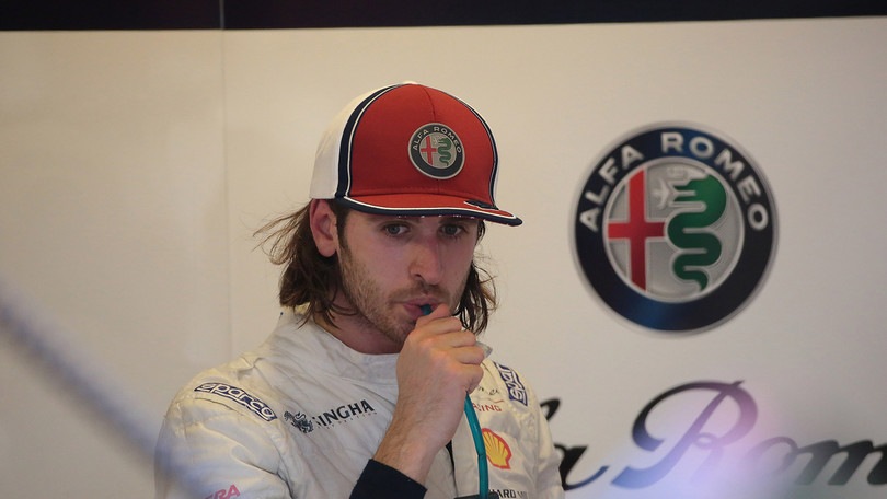 Alfa Romeo, Papa Francesco autografa il casco di Giovinazzi