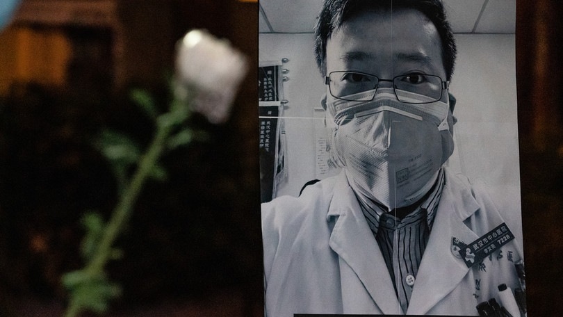 Coronavirus: la Cina chiede scusa al medico-eroe Li Wenliang