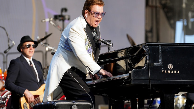 Elton John ferma un concerto a causa della polmonite