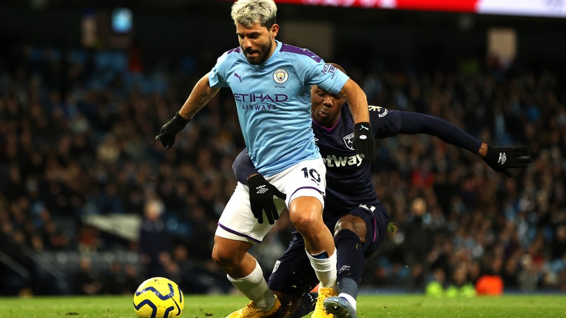 Ogbonna, il fallo disperato su Aguero fa il giro del web