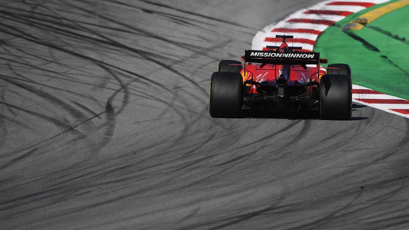 F1, disavventura Ferrari a Barcellona: testacoda durante i test per Vettel