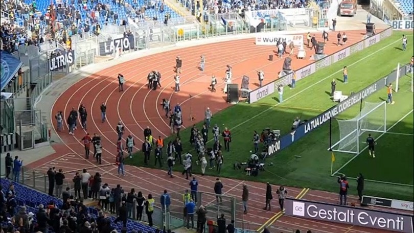 I tifosi della Lazio abbracciano Mihajlovic