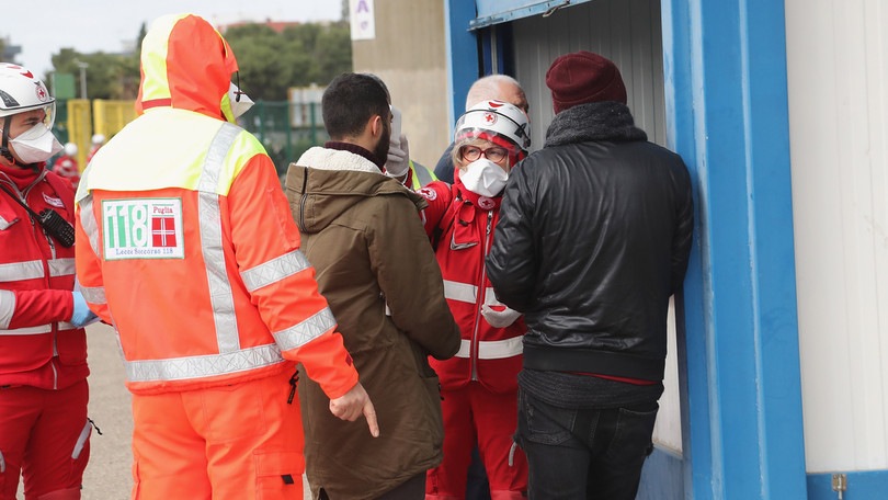 Coronavirus, a Lecce controlli con il termoscanner ai tifosi dell'Atalanta