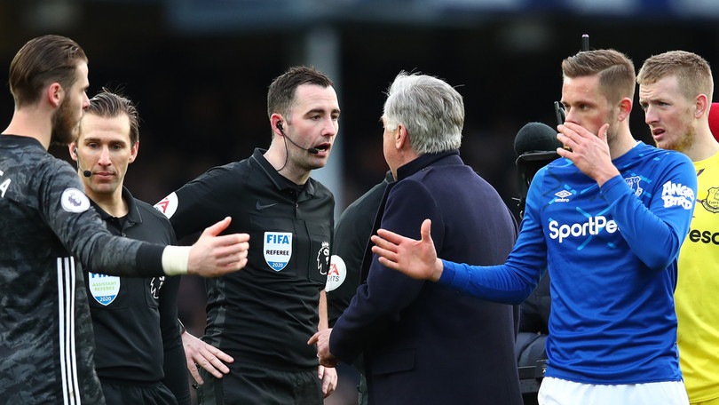 Coronavirus, in Premier League vietate le strette di mano tra calciatori ed arbitri