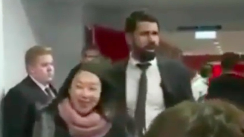 Follia Diego Costa, tosse in faccia ai giornalisti