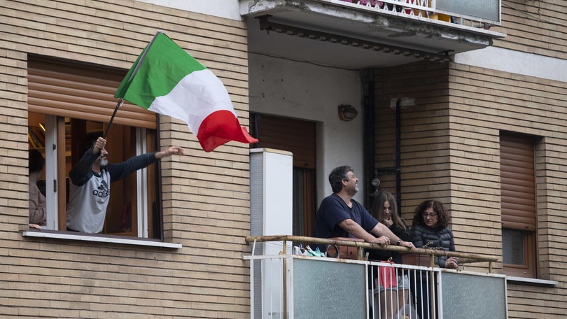 Coronavirus, show sui balconi di Roma contro l'emergenza