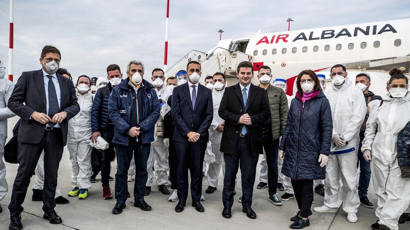 Coronavirus, atterrato a Verona il volo con i medici albanesi. Conte: "Grazie!"
