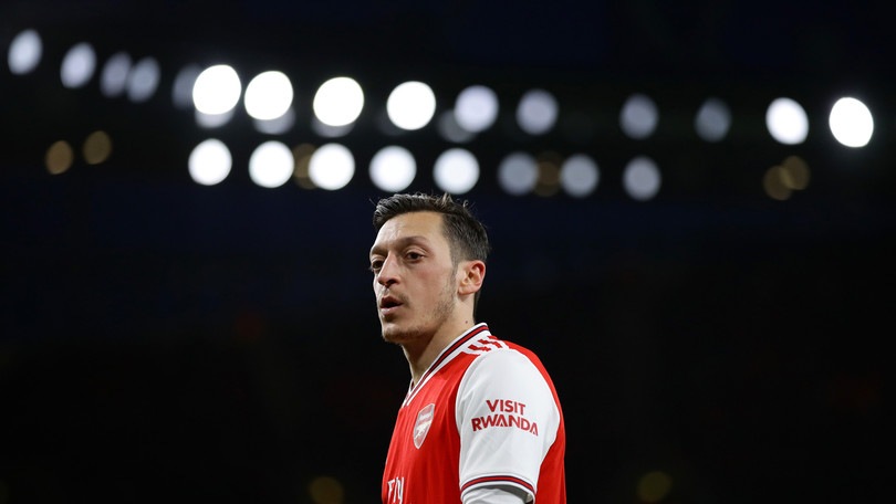 Ozil rifiuta il taglio dello stipendio, Arsenal inferocito