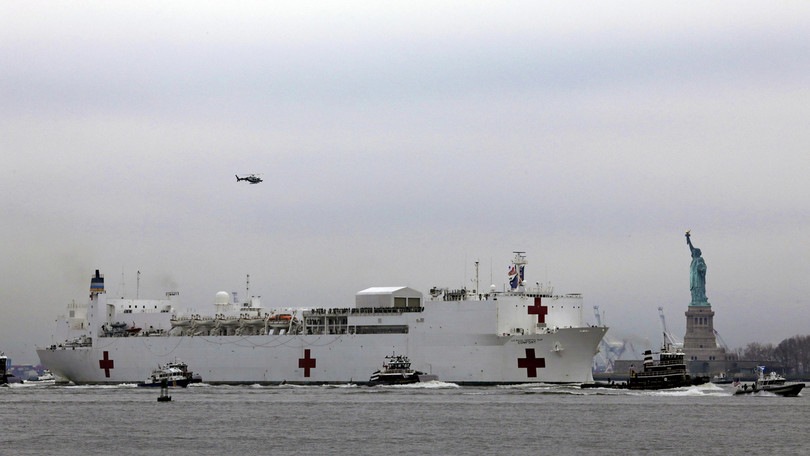 Coronavirus, a New York è arrivata la nave ospedale