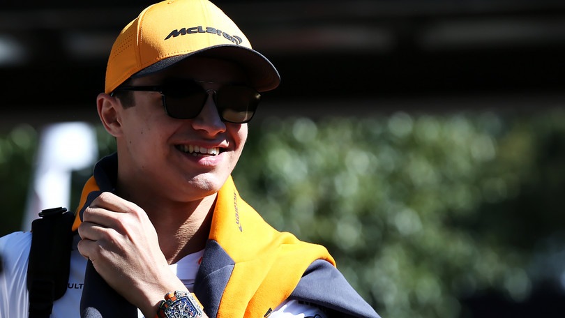 Coronavirus F1, raccolta fondi: Norris si taglia tutti i capelli